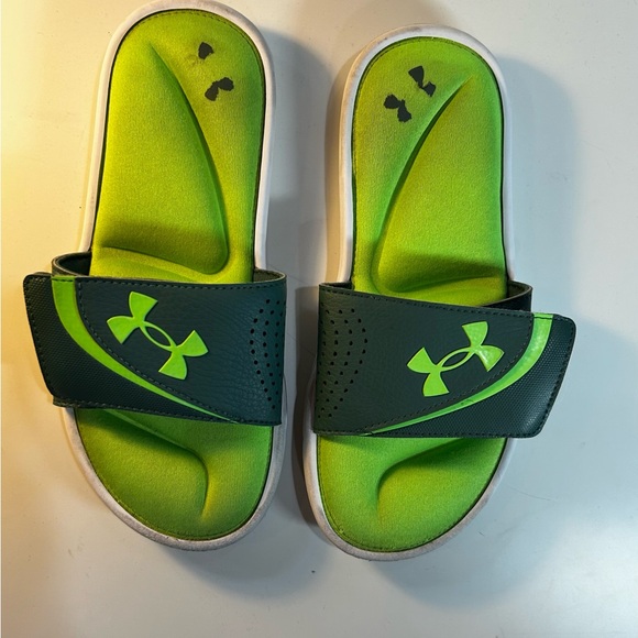 Under Armour Unisex-Child Ignite Vi Slide Sandal. Black and lime green. Size 5Y. - Picture 2 of 7